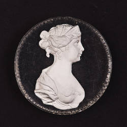 Glasmedaillon mit eingelegter Paste und Porträt Königin Luise;