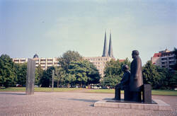 Marx-Engels-Forum. Denkmal. Im Hintergrund das Nikolaiviertel