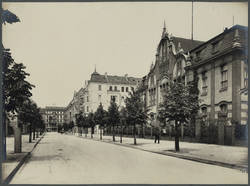 Fraunhoferstraße mit Blick nach Nordwest, rechts das Gebäude der "Ständigen Ausstellung für Arbeiterwohlfahrt" (Deutsches Arbeitsschutzmuseum), erbaut 1900-1903 nach Plänen des Oberbaurates Johann Hückels