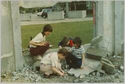 o.T., Kinder spielen mit zerborstenen Hinterlandmauer
