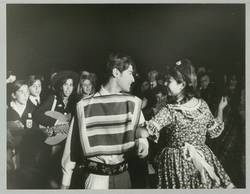 "Tanz beim offenen Singen am Lagerfeuer". Turnfest 1968. Jahnpark Neukölln