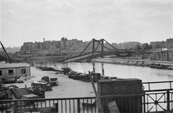 Fahrt Zoo-Alexanderplatz. Blick auf den Humboldthafen mit einem Teil der zerstörten Admiral-Scheer-Brücke