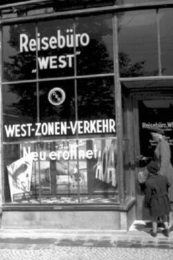 Aufhebung der Blockade. Neu eröffnetes Reisebüro "West" für den West-Zonen-Verkehr