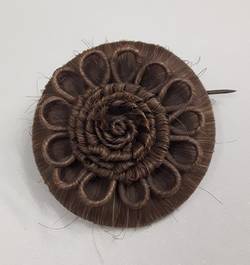 Brosche in Blütenform aus Haar