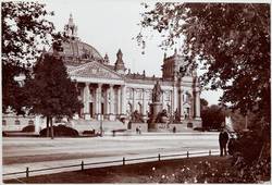 Königsplatz mit Reichstagsgebäude und Bimarck-Nationaldenkmal