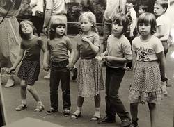 "Disco im Park - SEZ" (fünf tanzende  Kinder, bei einem Fest im Park des Sport- und Erholungszentrums Landsberger Allee)