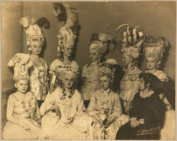 Fotografie in Passepartout mit neun im Rokokostil verkleideter Damen