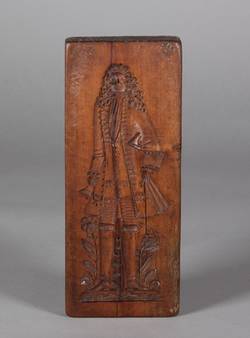 Einseitiger Holzmodel mit der Darstellung eines Mannes in barocker Kleidung