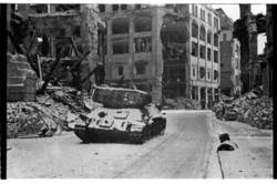 Sowjetischer Panzer T-34 in der Kurstraße mit Blick zum Spittelmarkt. Mitte, sowjetischer Sektor