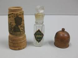 Flakon mit Probe des Parfüms "Illusion" in Holzgefäß