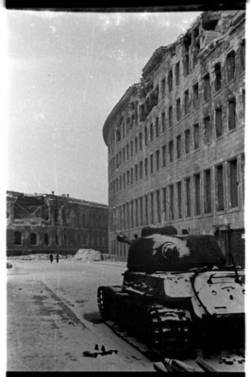 Sowjetischer Panzer IS-2 an der Reichsbank
