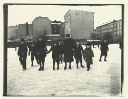 Eisbahn vor Zilles Haus, dritter von links Hans und daneben vierter Walter Zille