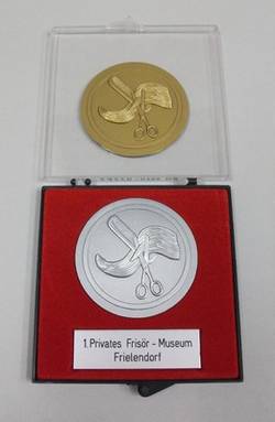 Zwei Medaillen mit Friseurmotiven für das "1. Private Frisör-Museum Frielendorf"
