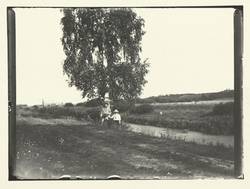 Heinrich und Walter Zille, wahrscheinlich im Umfeld von Rummelsburg an einem Feld