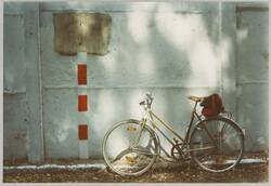 o.T., Fahrrad, an der Hinterlandmauer lehnend