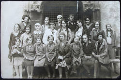 Klassenfoto einer 8. Mädchenklasse bei einem Ausflug nach Rochsburg