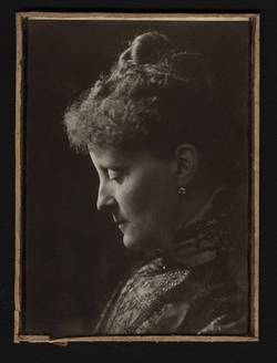 Damenkopf im Profil  - Helene Gräfin von Harrach, um 1910