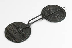 Bronzespiralplattenfibel;